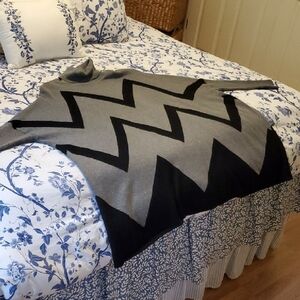 CURATED BY RUA'H KIBRIYA: XL Rayon Turtleneck Batwing-Sleeved Zigzag Tunic EUC